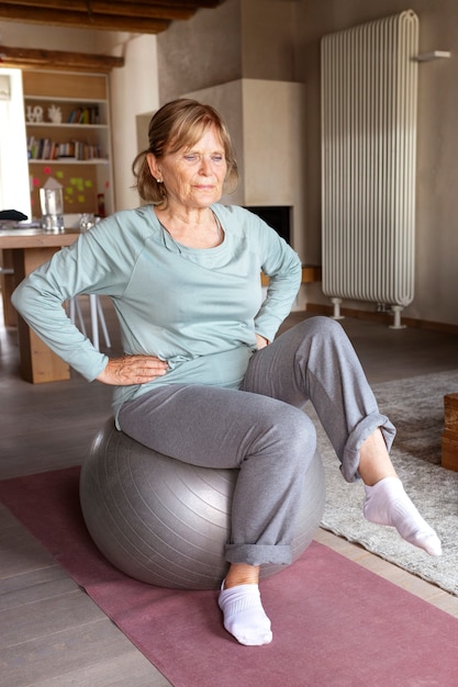 Anciana haciendo ejercicios de fitness