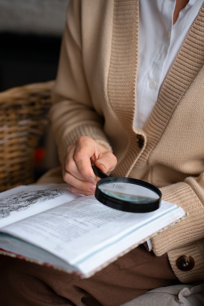 Anciana leyendo mientras usa una lupa