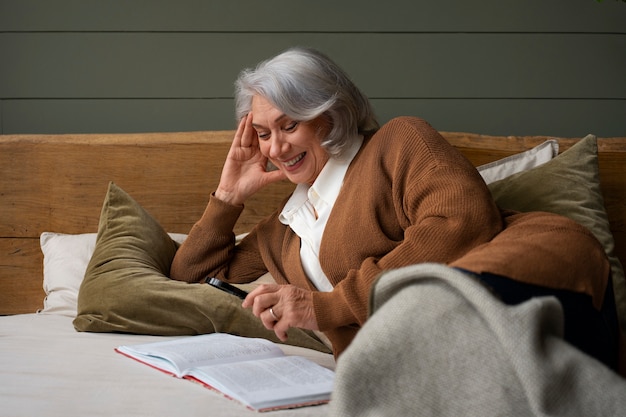 Anciana leyendo mientras usa una lupa