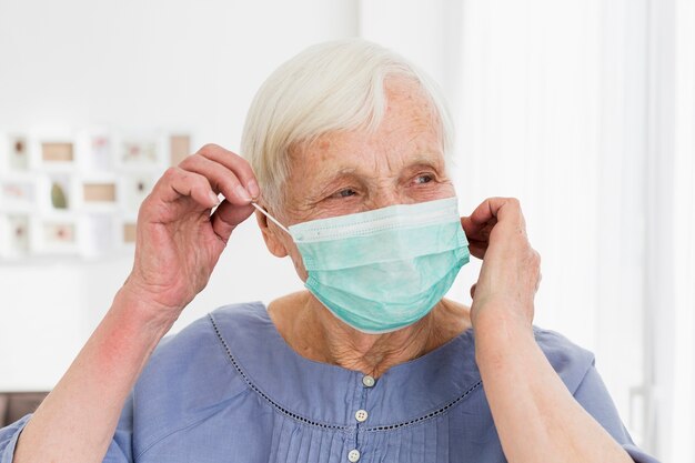Anciana con máscara médica