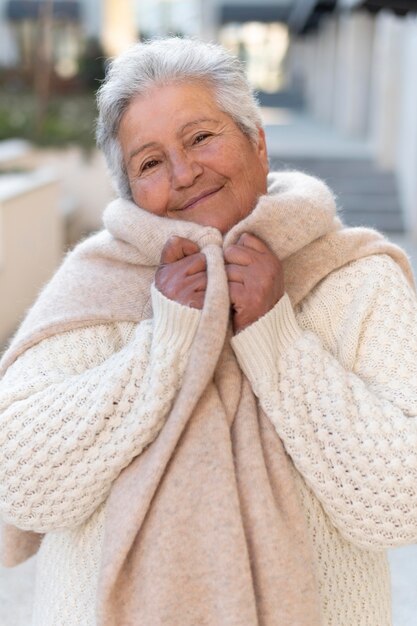 Anciana moderna que vive en la ciudad.