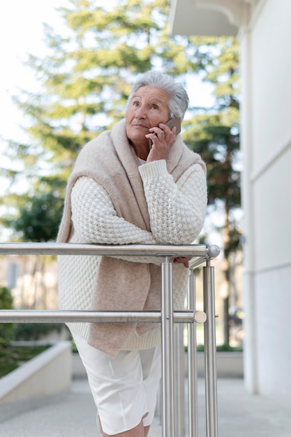 Anciana moderna que vive en la ciudad.