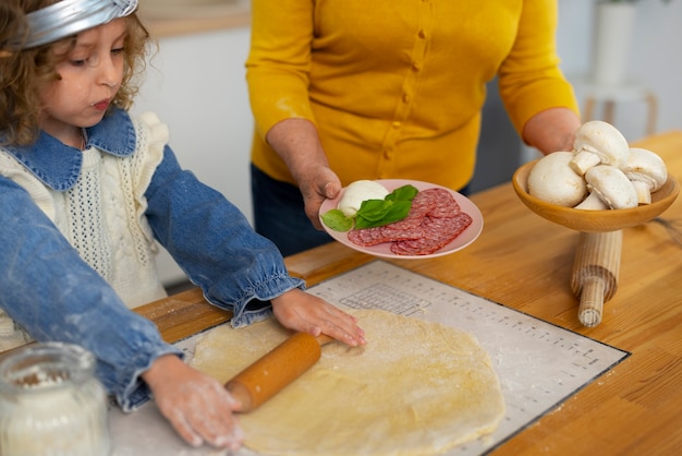 Foto gratuita anciana y niña de alto ángulo en la cocina