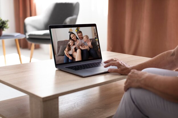 Anciana teniendo una videollamada con su familia