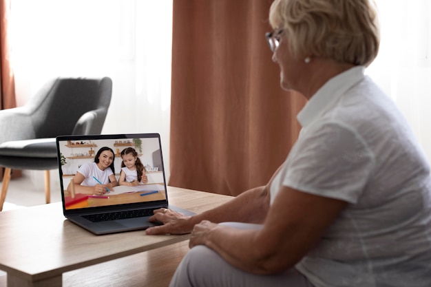 Anciana teniendo una videollamada con su familia