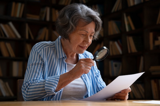 Foto gratuita anciana de tiro medio en la biblioteca