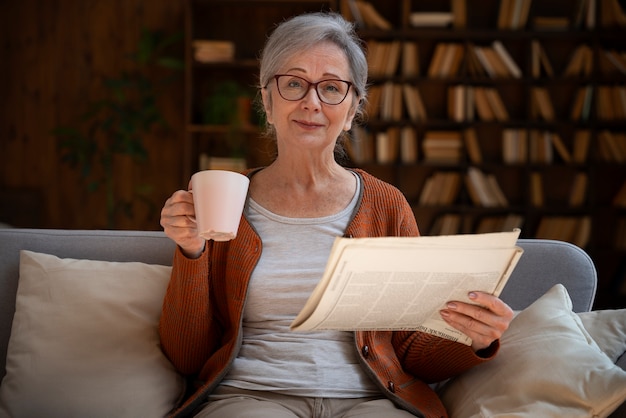 Foto gratuita anciana de tiro medio en la biblioteca