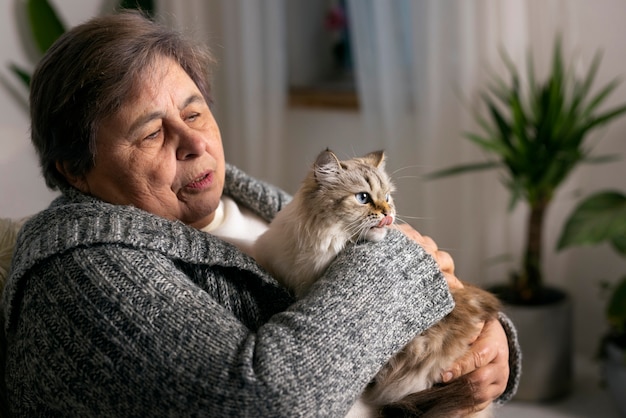 Anciana de tiro medio con gato