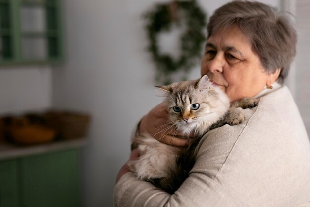 Anciana de tiro medio con gato