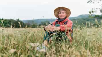 Foto gratuita anciana turista en naturaleza y pasto