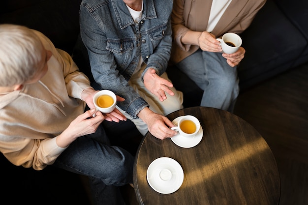 Ancianas bebiendo café durante una reunión