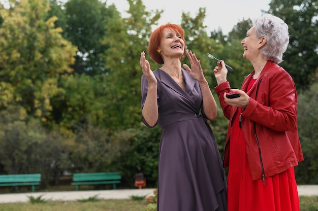 Ancianas juntas en el parque