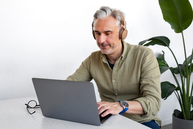 Anciano aprendiendo a usar la tecnología