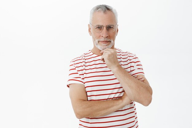 Anciano barbudo en camiseta a rayas