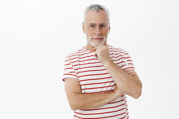 Anciano barbudo en camiseta a rayas