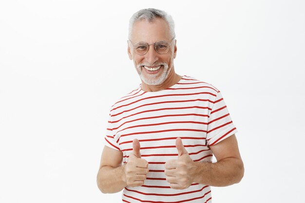 Anciano barbudo en camiseta a rayas