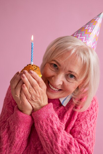 Anciano celebrando su cumpleaños