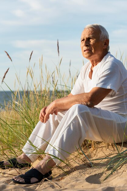 Anciano disfrutando de la vista en la playa