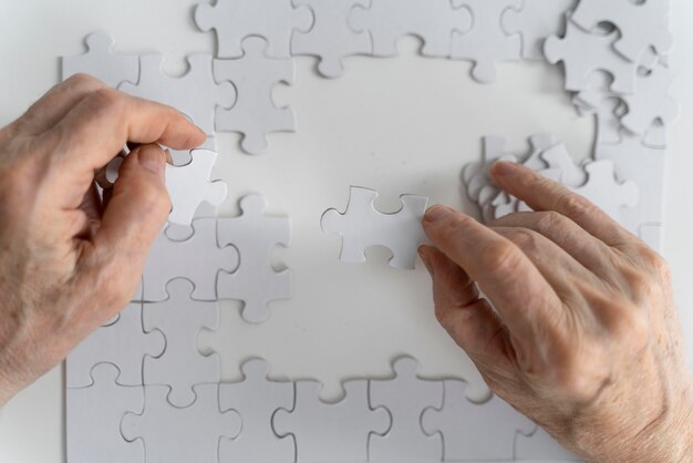 Anciano enfrentando la enfermedad de alzheimer