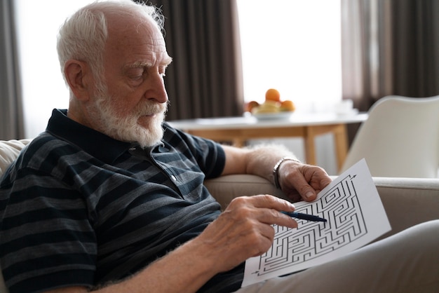 Foto gratuita anciano enfrentando la enfermedad de alzheimer