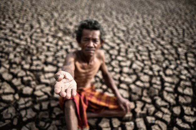 Un anciano estaba sentado pidiendo lluvia en la estación seca, el calentamiento global.