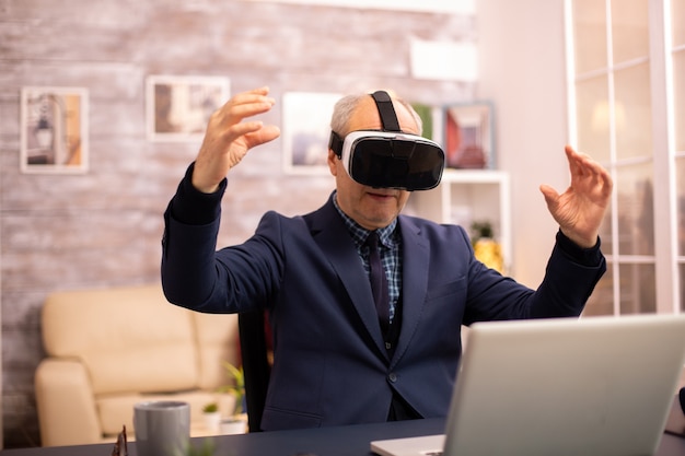 Anciano experimentando nueva tecnología de realidad virtual por primera vez en su casa