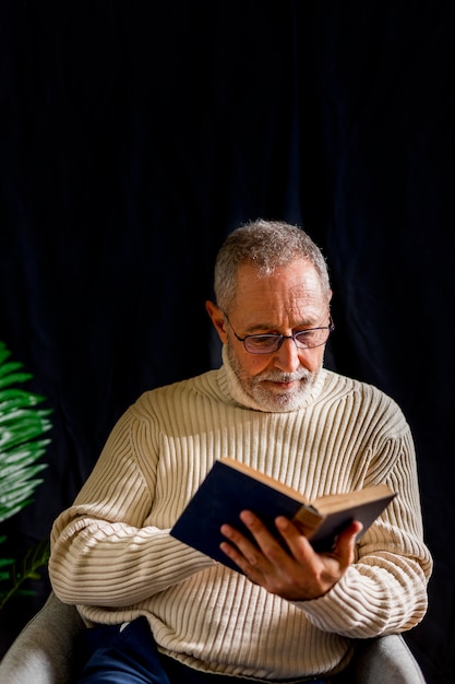 Anciano en gafas libro de lectura