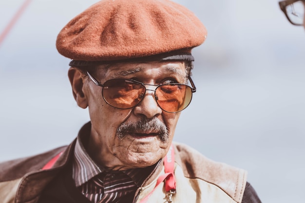 Foto gratuita un anciano con gafas mirando a un lado