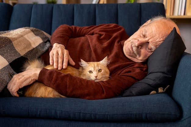 Anciano con gato mascota