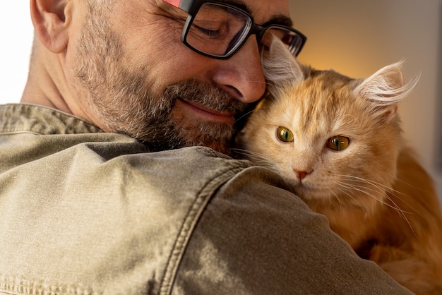 Foto gratuita anciano con gato mascota