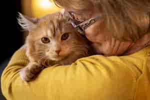 Foto gratuita anciano con gato mascota