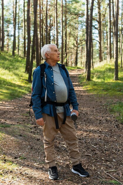 Anciano mochilero en la naturaleza