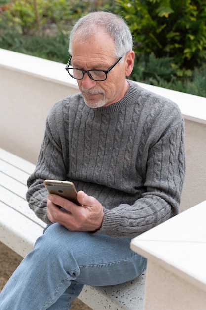 Anciano moderno al aire libre