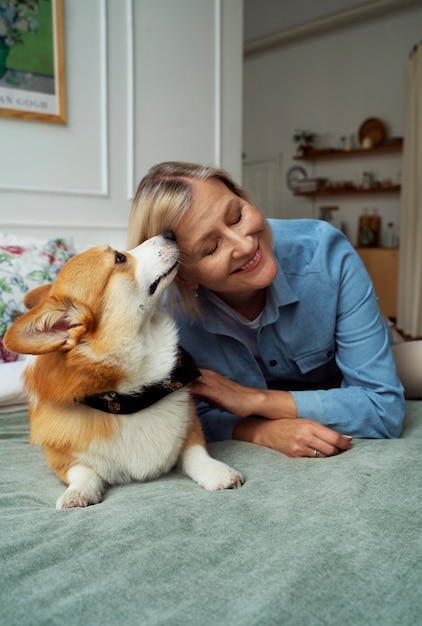 Foto gratuita anciano pasando tiempo con sus mascotas