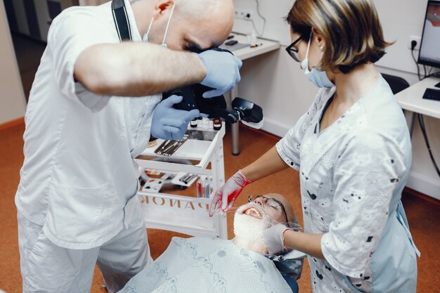 Anciano sentado en una sala de odontología