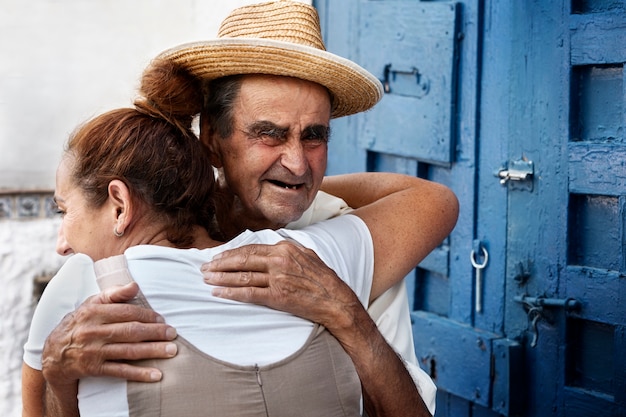 Foto gratuita anciano con su nieta viviendo en el campo