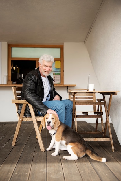 Foto gratuita anciano con su perro mascota