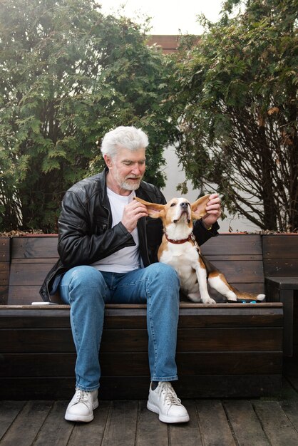 Anciano con su perro mascota