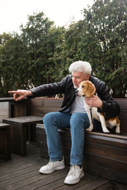 Anciano con su perro mascota