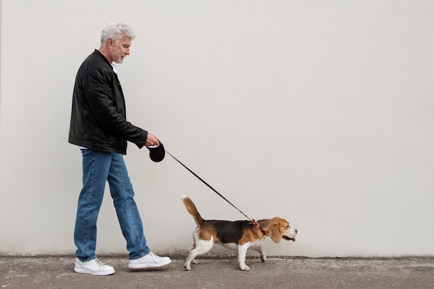 Anciano con su perro mascota