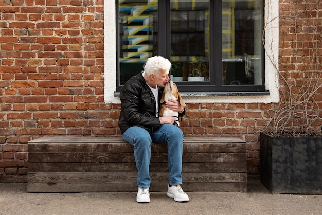 Anciano con su perro mascota