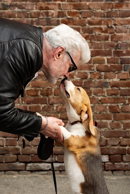 Anciano con su perro mascota