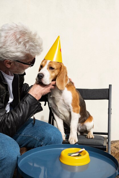 Anciano con su perro mascota