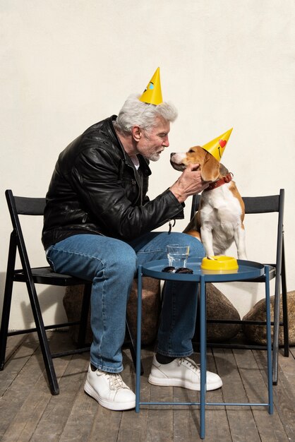 Anciano con su perro mascota