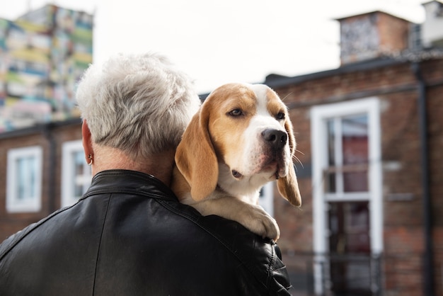 Foto gratuita anciano con su perro mascota