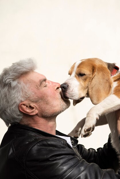 Anciano con su perro mascota