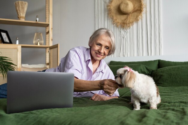 Anciano con su perro mascota