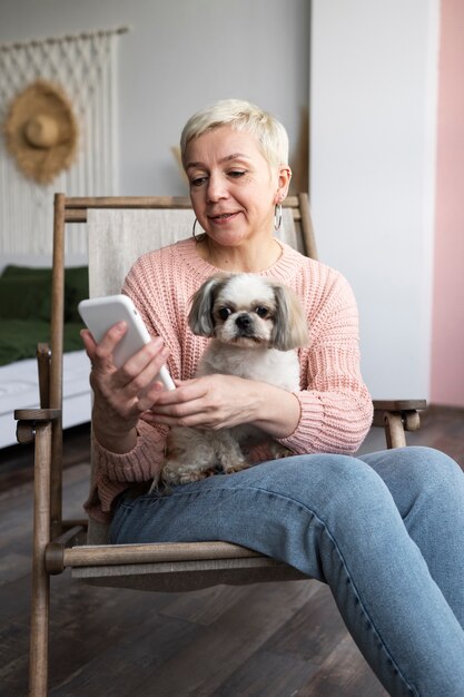 Anciano con su perro mascota