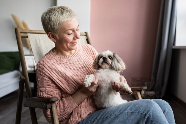 Anciano con su perro mascota