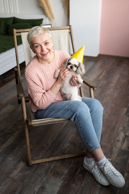 Foto gratuita anciano con su perro mascota